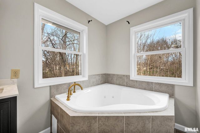 7234 N CRABAPPLE Court, Peoria, IL 61614