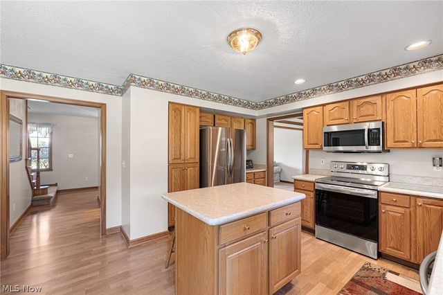 6656 Willow Lake Drive, North Royalton, OH 44133