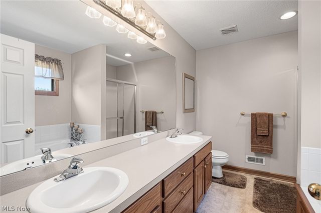 6656 Willow Lake Drive, North Royalton, OH 44133