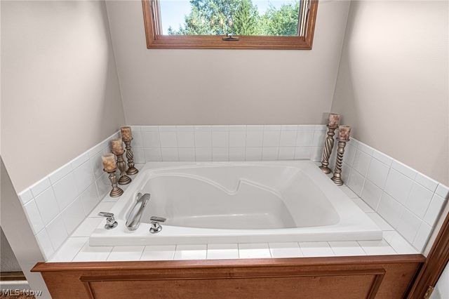 6656 Willow Lake Drive, North Royalton, OH 44133