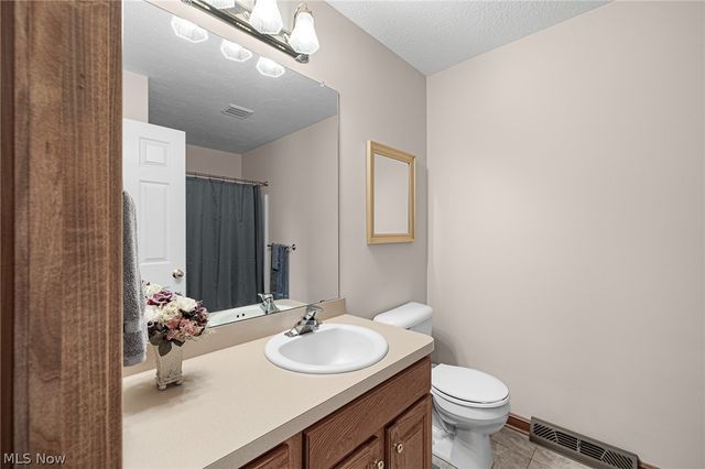 6656 Willow Lake Drive, North Royalton, OH 44133