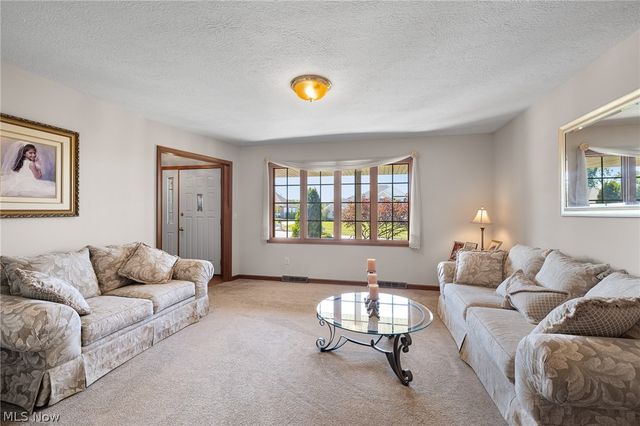 6656 Willow Lake Drive, North Royalton, OH 44133