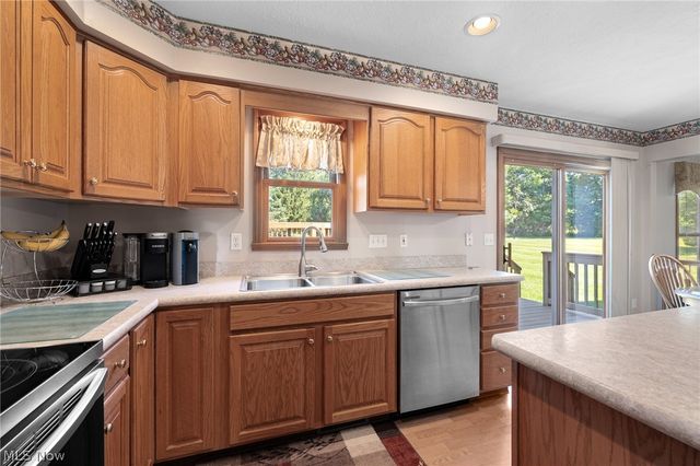 6656 Willow Lake Drive, North Royalton, OH 44133
