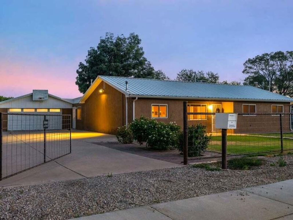419 Appaloosa Drive, Los Lunas, NM 87031