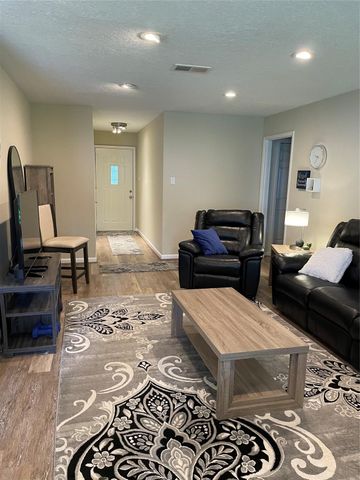 707 Hildred Avenue, Conroe, TX 77303