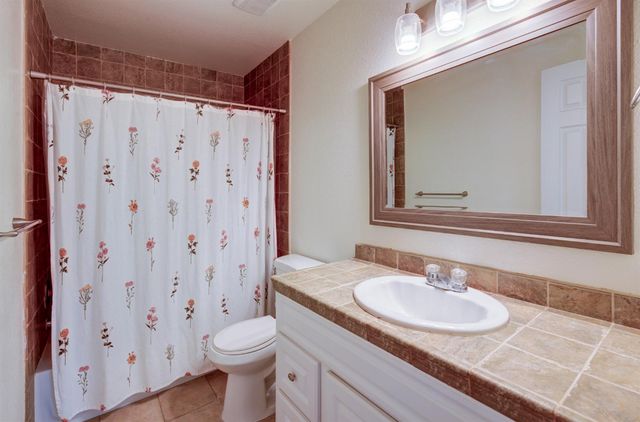 5488 E Iowa Avenue, Fresno, CA 93727