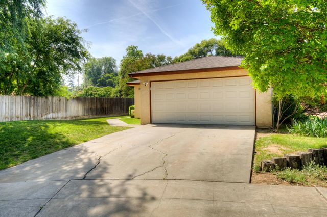 5488 E Iowa Avenue, Fresno, CA 93727