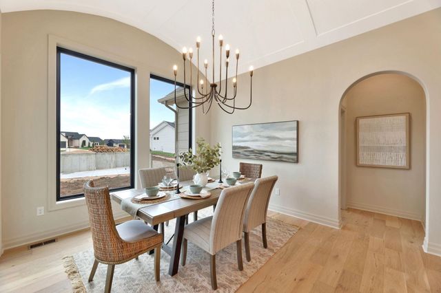 3710 N Crest Cir, Wichita, KS 67226