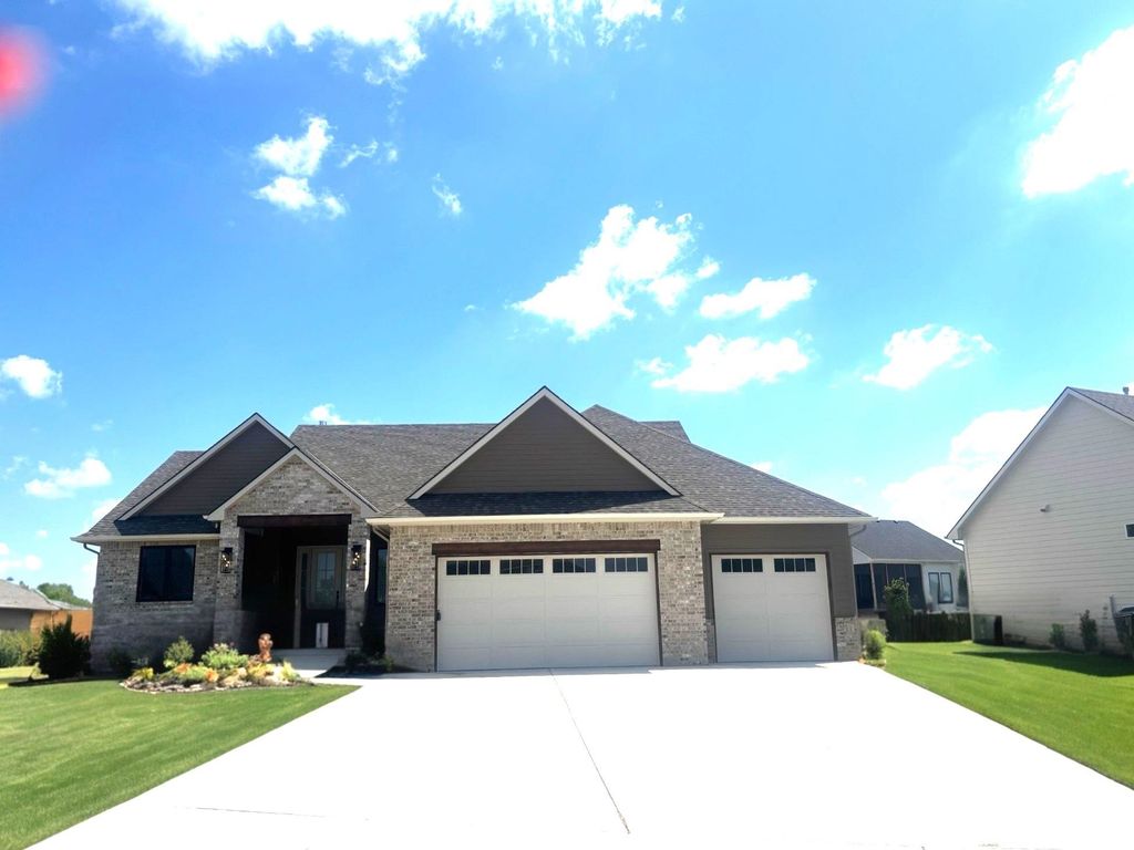 3710 N Crest Cir, Wichita, KS 67226