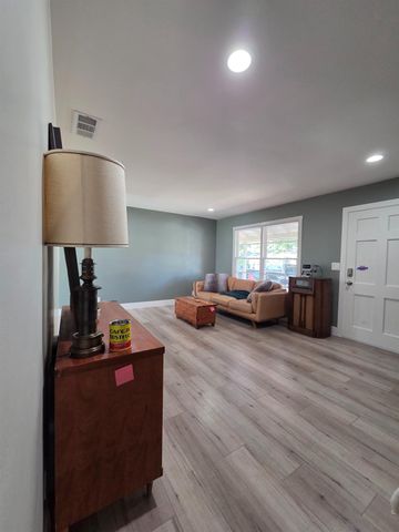 5171 49th St, Sacramento, CA 95820