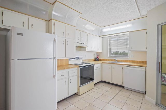 3951 Via Poinciana 511, Lake Worth, FL 33467