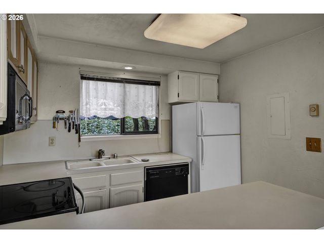 4427 FOX HOLLOW Rd 7, Eugene, OR 97405