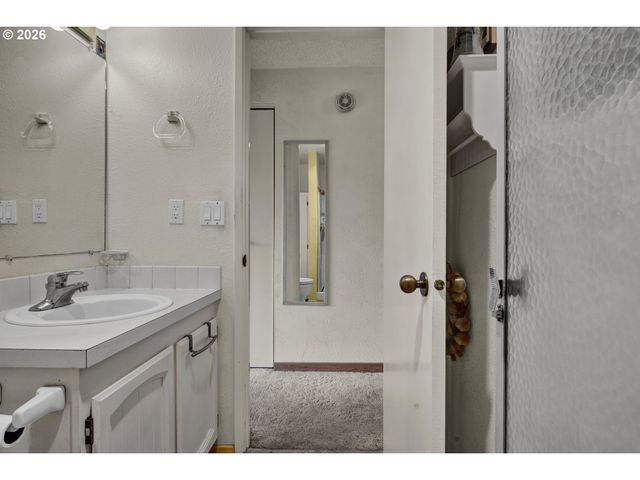 4427 FOX HOLLOW Rd 7, Eugene, OR 97405