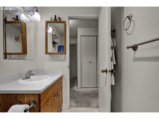 4427 FOX HOLLOW Rd 7, Eugene, OR 97405