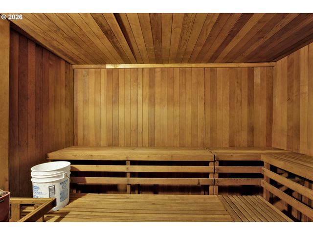 4427 FOX HOLLOW Rd 7, Eugene, OR 97405