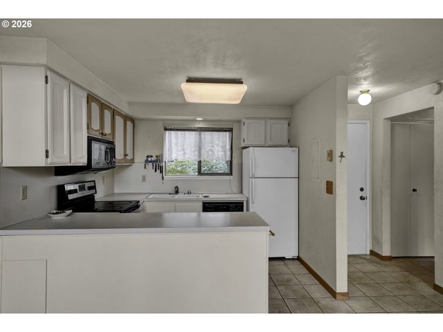 4427 FOX HOLLOW Rd 7, Eugene, OR 97405