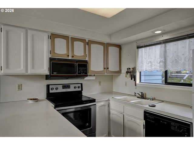 4427 FOX HOLLOW Rd 7, Eugene, OR 97405