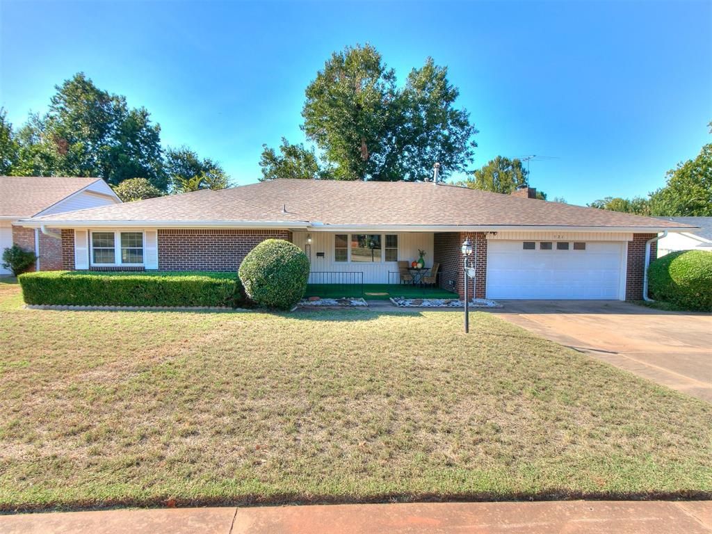 Image 1 of property listing at 921 Walnut Court, Guthrie, OK 73044