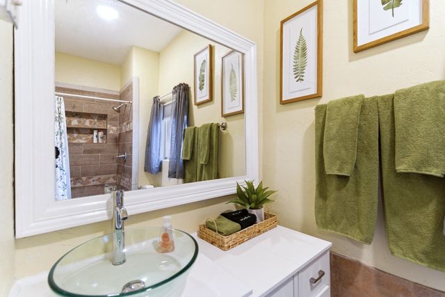 615 Keleher Avenue NW, Albuquerque, NM 87102