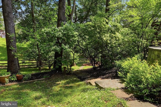 10204 YELLOW PINE DR, Vienna, VA 22182