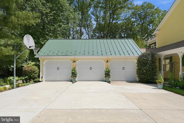 10204 YELLOW PINE DR, Vienna, VA 22182