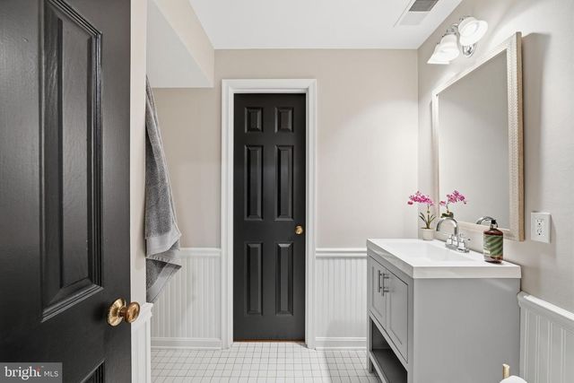 10204 YELLOW PINE DR, Vienna, VA 22182
