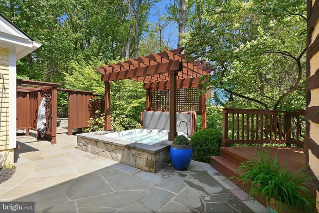 10204 YELLOW PINE DR, Vienna, VA 22182