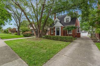 2158 Fleetwood Drive, Grosse Pointe Woods, MI 48236
