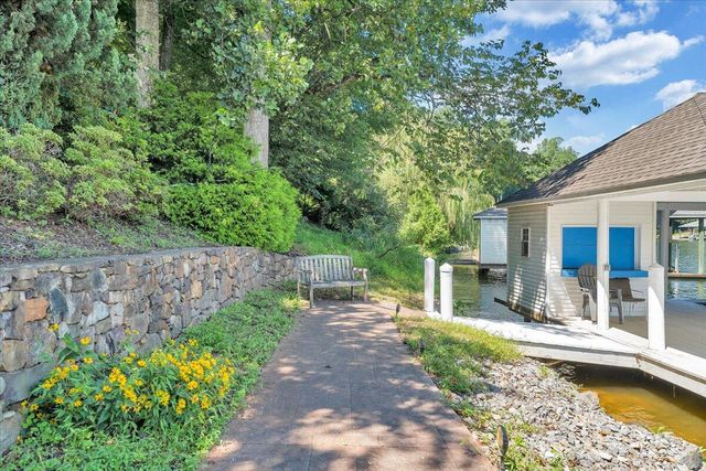 451 Sourwood DR, Hardy, VA 24101