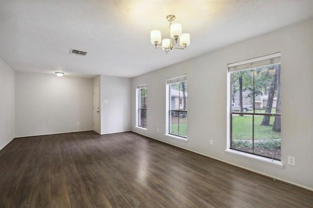 24 E Bigelow Oak Court, The Woodlands, TX 77381