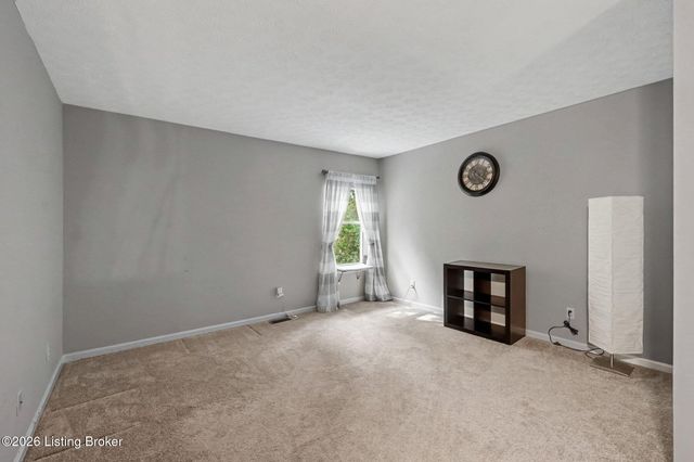 10400 Pinoak View Dr, Jeffersontown, KY 40299