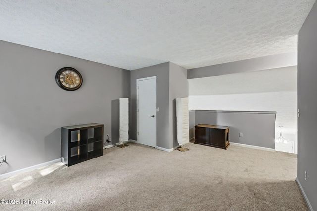 10400 Pinoak View Dr, Jeffersontown, KY 40299