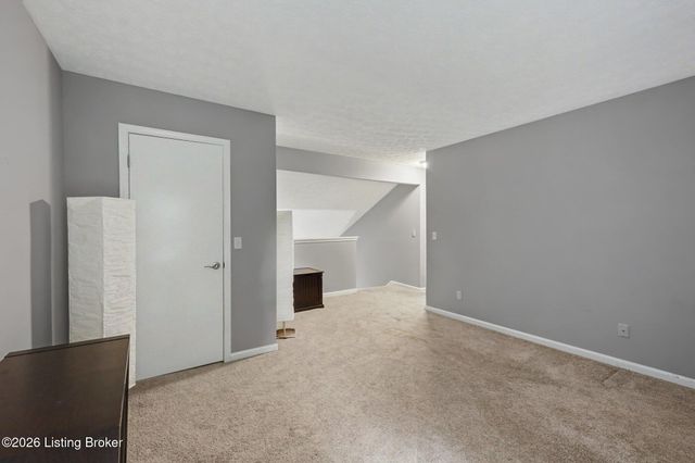10400 Pinoak View Dr, Jeffersontown, KY 40299
