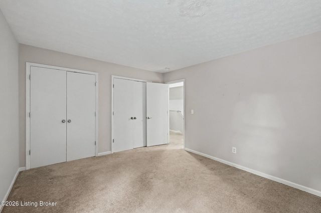 10400 Pinoak View Dr, Jeffersontown, KY 40299