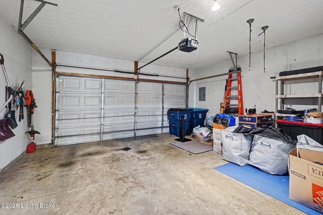 10400 Pinoak View Dr, Jeffersontown, KY 40299