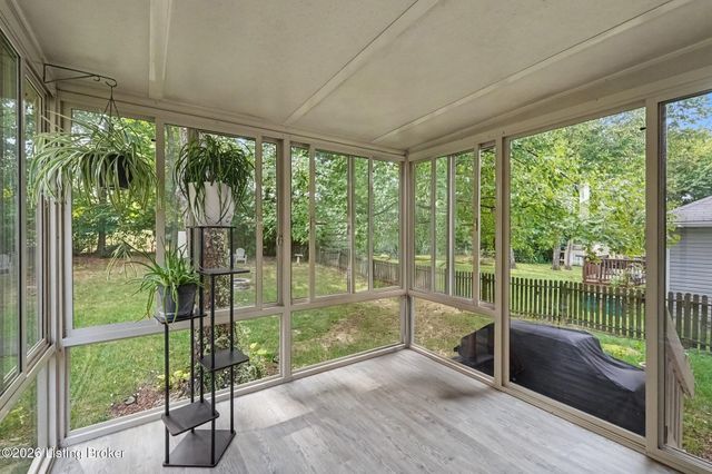 10400 Pinoak View Dr, Jeffersontown, KY 40299