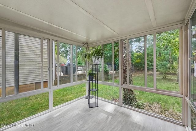 10400 Pinoak View Dr, Jeffersontown, KY 40299