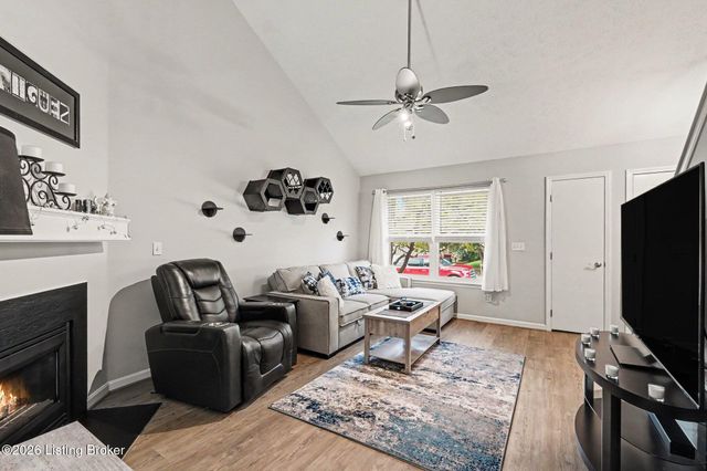 10400 Pinoak View Dr, Jeffersontown, KY 40299