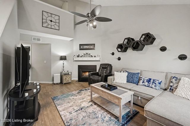 10400 Pinoak View Dr, Jeffersontown, KY 40299