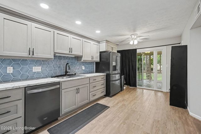 10400 Pinoak View Dr, Jeffersontown, KY 40299