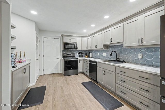 10400 Pinoak View Dr, Jeffersontown, KY 40299