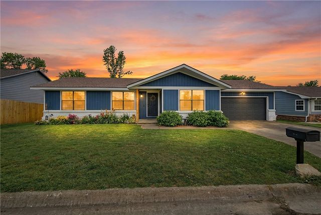 924 S 25th Street, Rogers, AR 72758