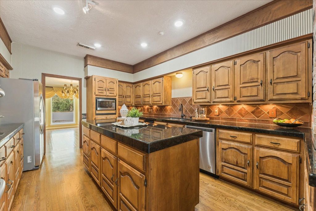 Image 18 of property listing at 29710 Running Deer Drive, Tomball, TX 77375