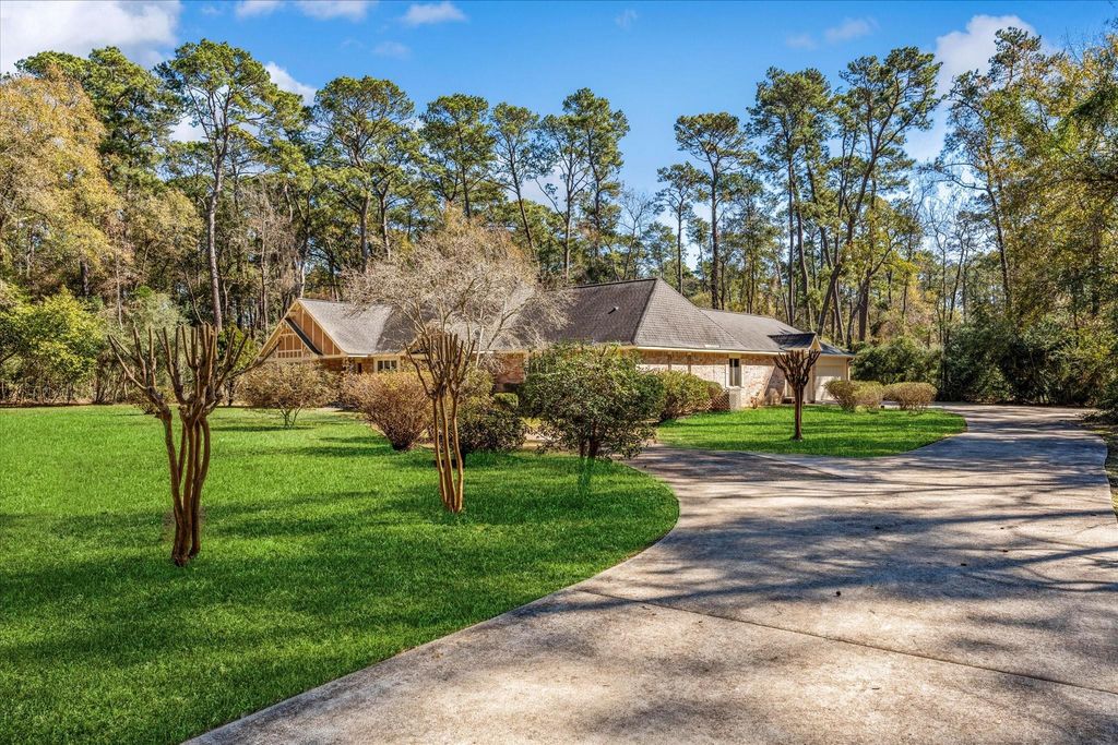 Image 3 of property listing at 29710 Running Deer Drive, Tomball, TX 77375