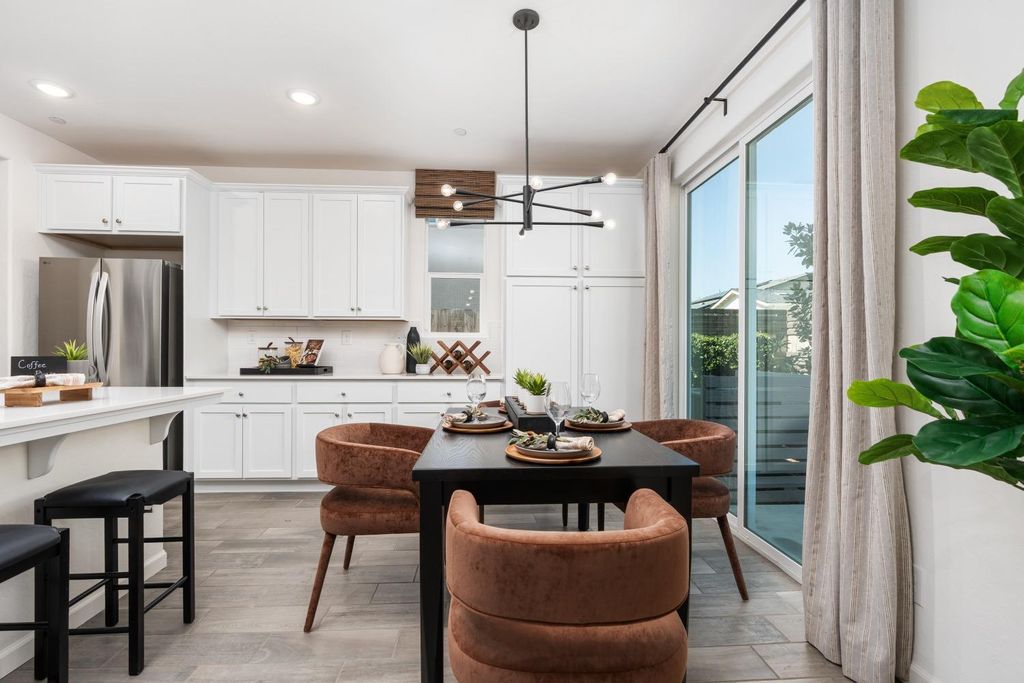 Image 12 of property listing at 6584 E Blushing Drive, Fresno, CA 93727