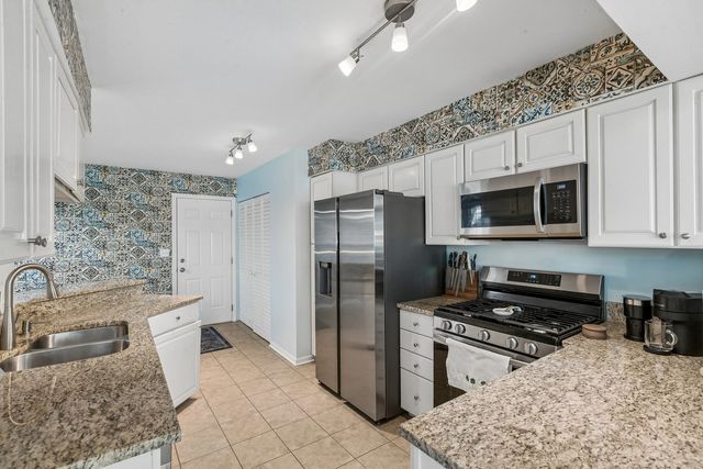 9038 DELPHIA Avenue, Des Plaines, IL 60016