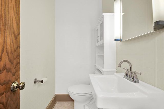 715 E College AVENUE, Waukesha, WI 53186