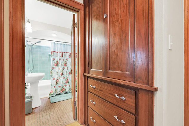 715 E College AVENUE, Waukesha, WI 53186