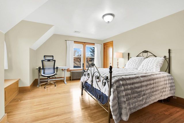 715 E College AVENUE, Waukesha, WI 53186