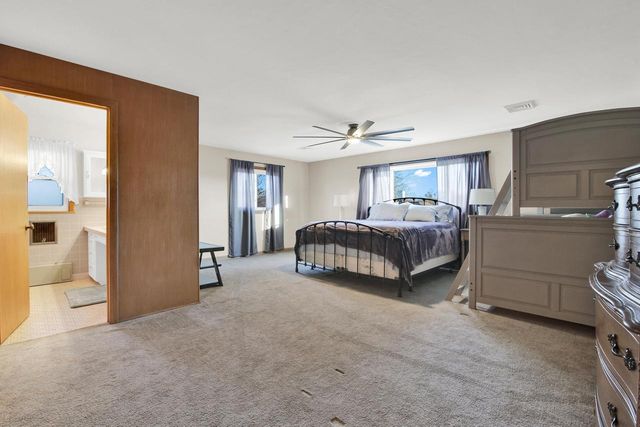 715 E College AVENUE, Waukesha, WI 53186